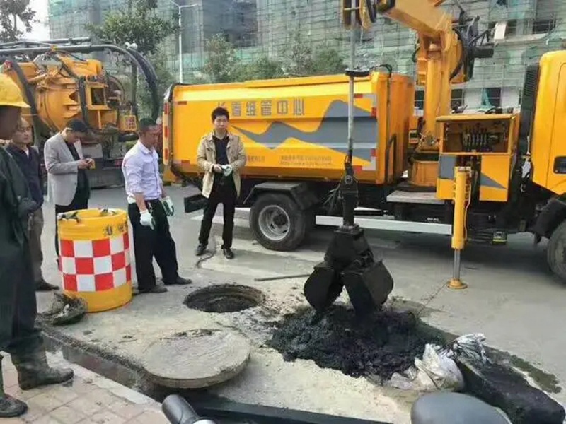 澄迈街道：网格员化身“清道夫”，为民解忧疏通“堵心”化粪池