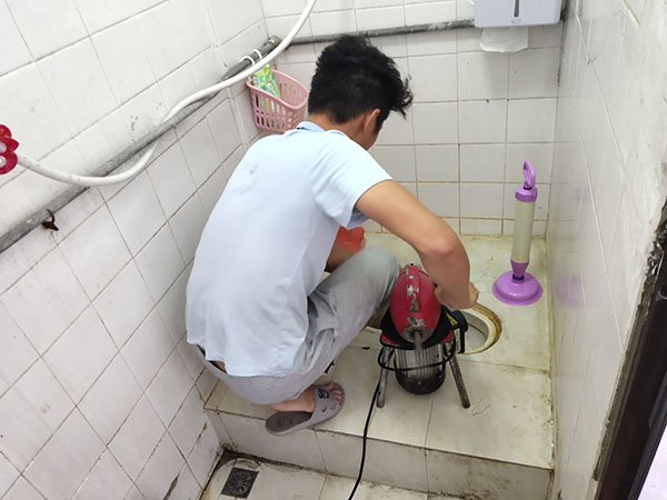 澄迈肥皂掉到马桶里把马桶堵住了怎么办？马桶堵住了怎么办