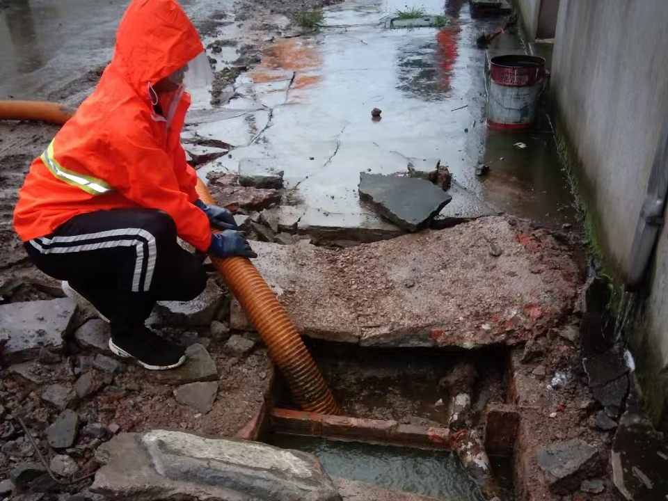 澄迈专业清理污水池 炜誉市政以规范流程守护城市 “肠道”