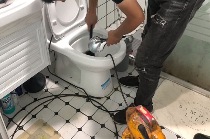 澄迈马桶堵塞自己疏通还是找师傅?专业上门服务让你省时更省心